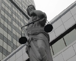 Закон «Про судоустрій і статус суддів» позбавляє юристів права представляти інтереси клієнтів?